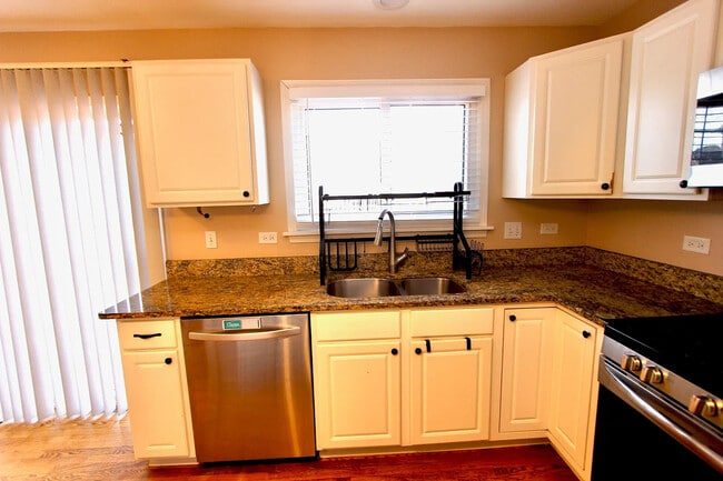Building Photo - 18376 W Springwood Dr