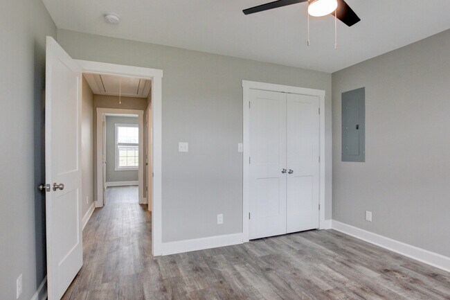 Building Photo - 127 Riverbend Dr