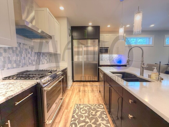 Building Photo - Spacious South Hill Home