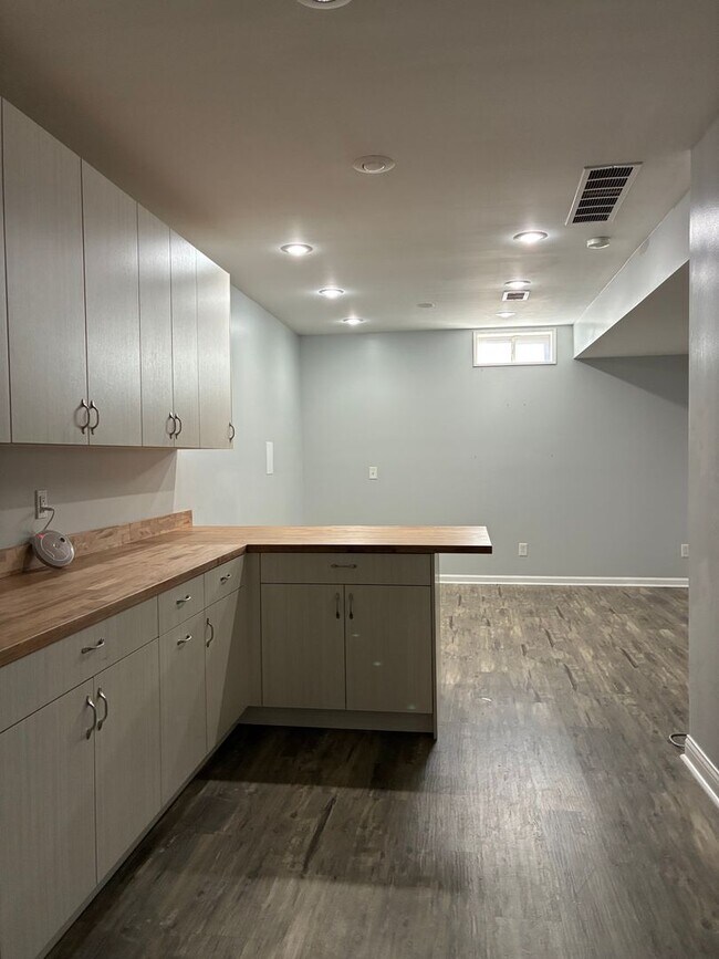 Building Photo - **Summer Ending BUT This Home is HOT**