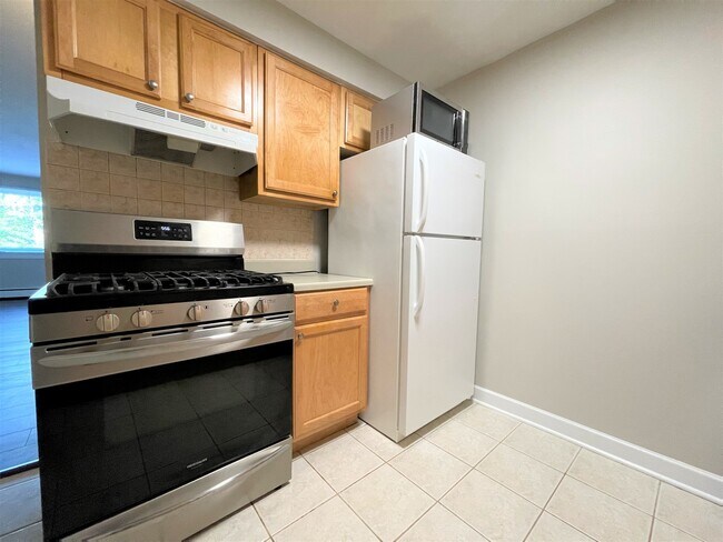 Building Photo - 8816 Briar Ct
