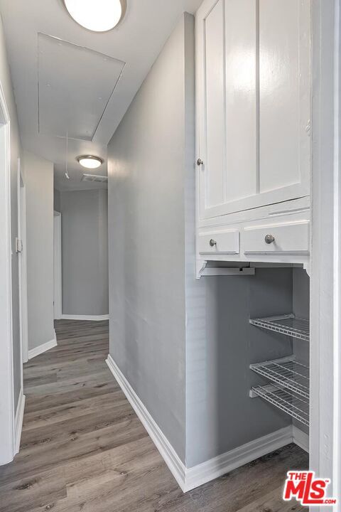 Building Photo - 1110 W 80th St