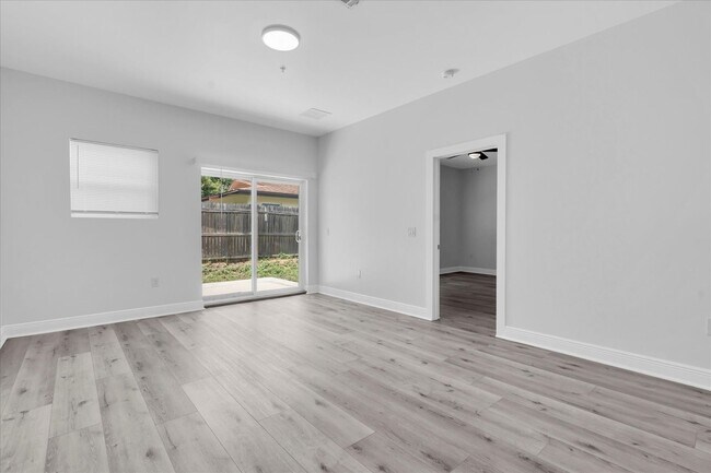 Building Photo - 705 S Orange Ave