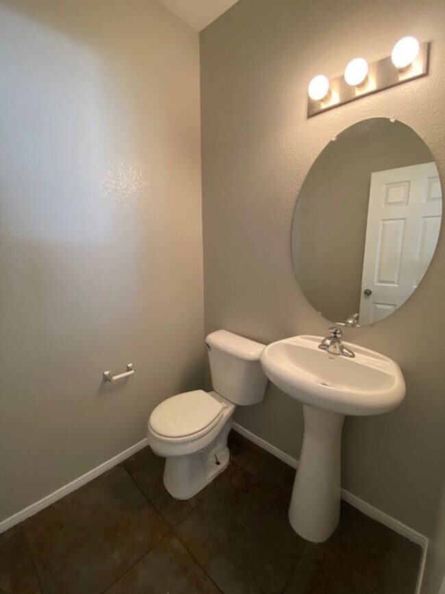 Building Photo - Southern Highlands 4 Bedroom- Single Famil...