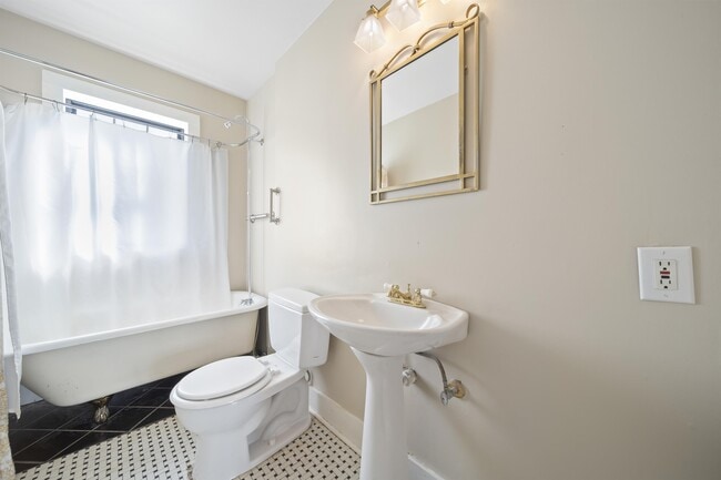 Building Photo - 1231 S Richmond Ave