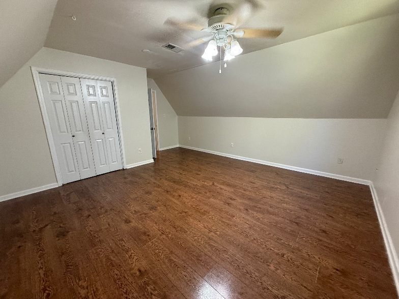 Building Photo - 107 Foxwood Village Dr