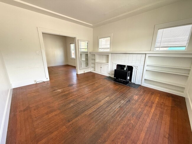 Building Photo - 3114 MLK 1BD 1Bath Unit