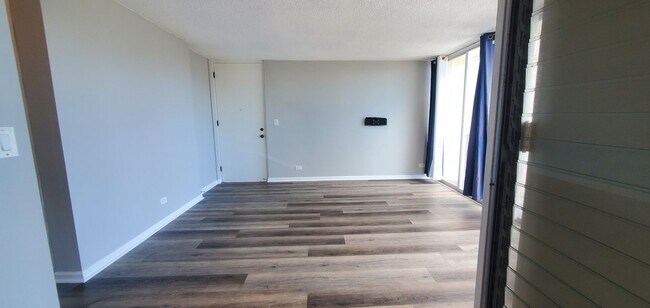 Building Photo - 2 bed, 1 bath, 1 parking updated unit in M...