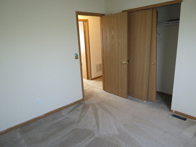 Building Photo - 4032 Grayson Dr, Obetz, OH 43207, USA