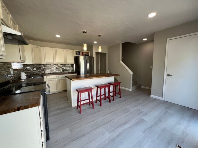 Building Photo - 2188 Luz Ave