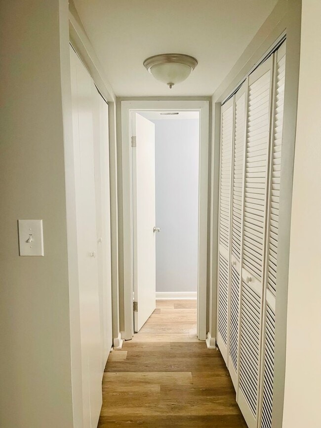 Building Photo - Beautiful recently Renovated 2 Bedroom 1.5...