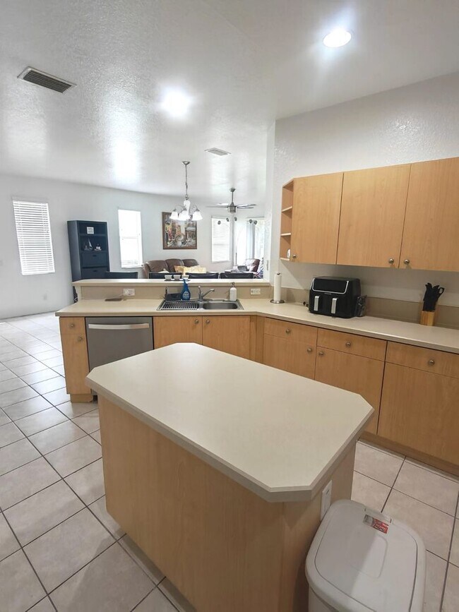Building Photo - Fully Furnished Townhouse with Water View ...