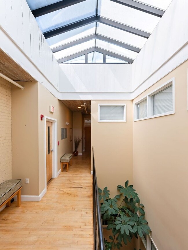 Building Photo - Fabulous Downtown Asheville Apartment