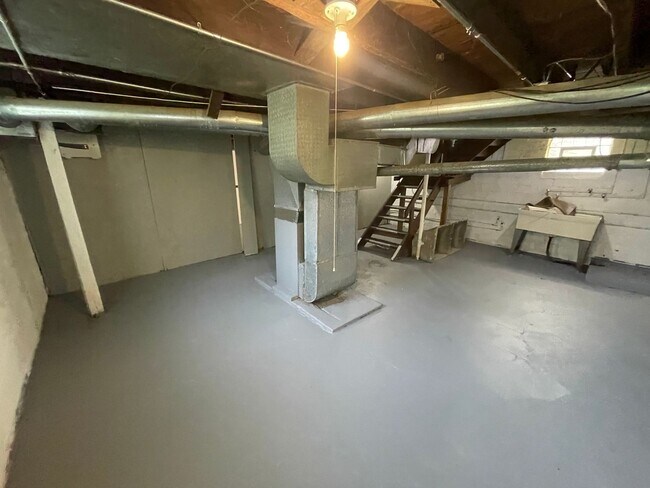 Building Photo - Section 8 Accepted! Spacious Newly Renovat...