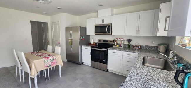 Building Photo - Beautiful 3 Bedroom 2.5 Bathroom Home in E...