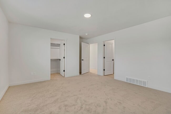 Building Photo - 608 1860 N