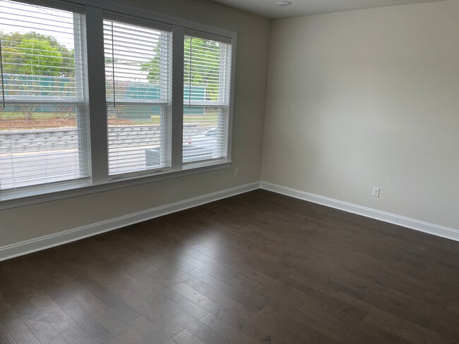 Building Photo - 489 Spring Hollow Dr
