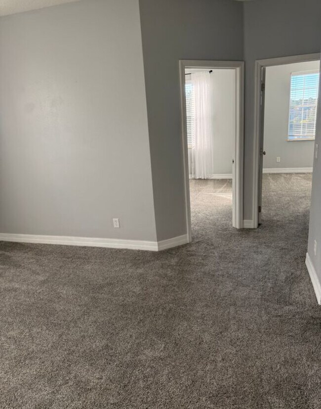 Building Photo - 531 Hedgewood Dr