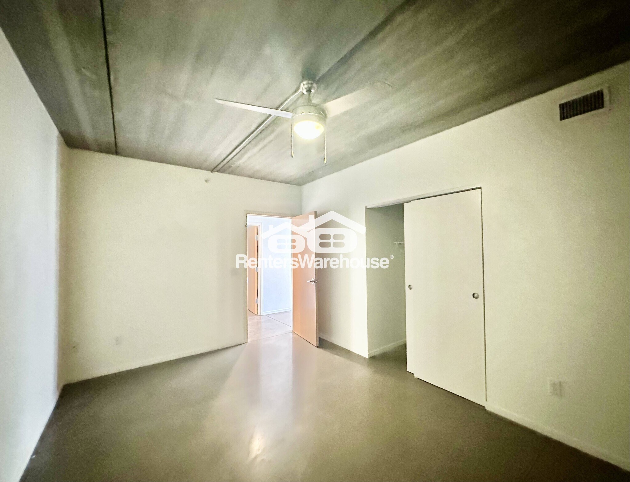 Building Photo - 350 E Locust St