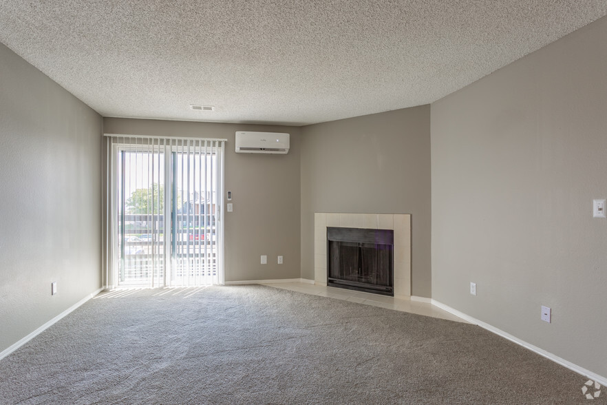 2BR, 2BA - 916 SF - Western Hills