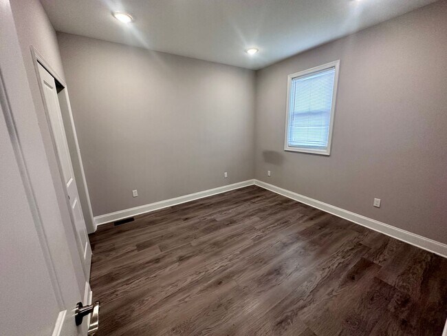 Building Photo - 1530 N Sydenham St