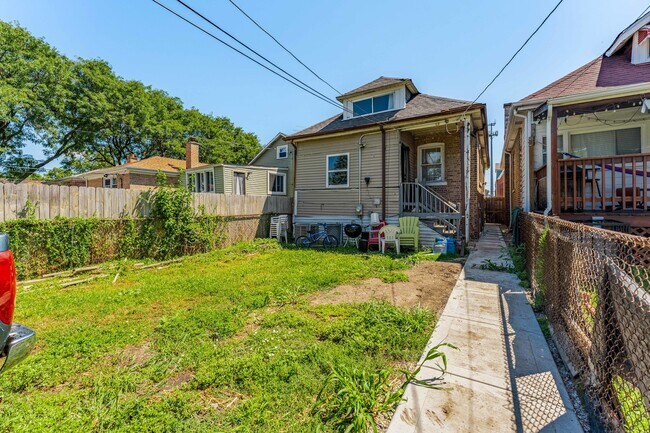 Building Photo - 7008 S Oakley Ave