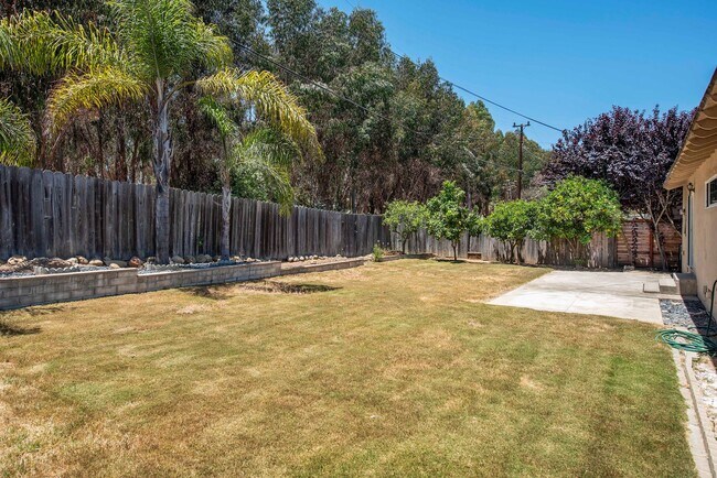 Building Photo - Santa Barbara Shores 4 bd / 2 bth - walkin...