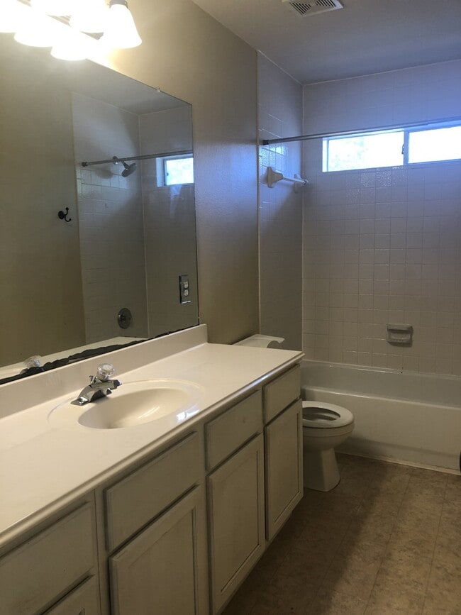 Building Photo - 2110 Highland Bay Ct