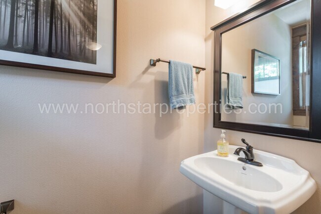 Building Photo - Charming SE Portland Craftsman