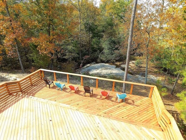 Building Photo - Stunning 3BD, 2.5BA End Unit Townhome in t...