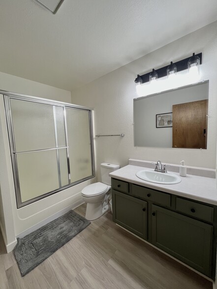 Master Bathroom - 219 14th Ave S