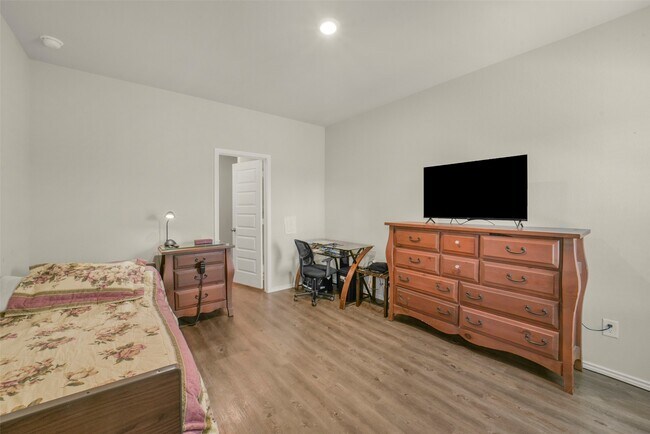 Building Photo - 21610 Desert Lilly Rd