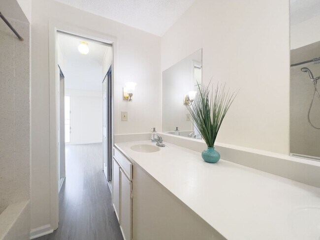 Building Photo - Fully Renovated 1 BR Unit at Kapiolani Manor