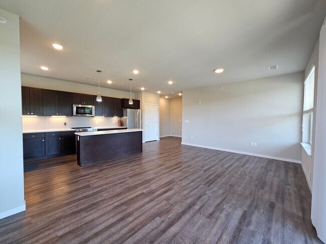 Building Photo - Gorgeous and Bright 2 Bed 2 Bath Large 3rd...