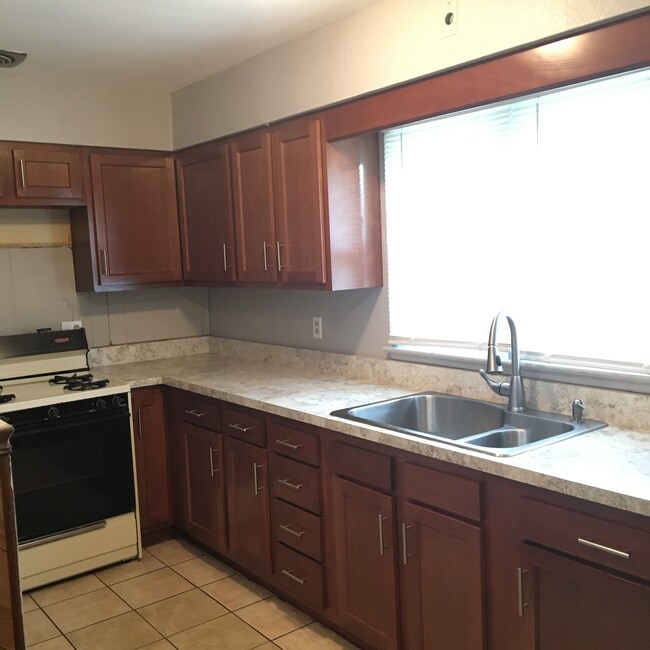Kitchen - 2929 Pence St