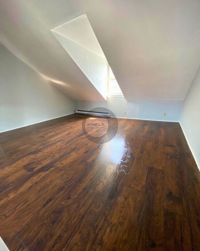 Building Photo - Three Bedroom two-bathroom house with off-...
