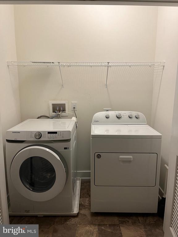 Building Photo - 805 Lakeview Ct