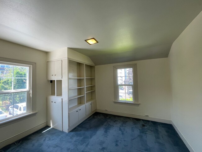 Building Photo - 4 bed/2 bath premier near UO Campus home w...