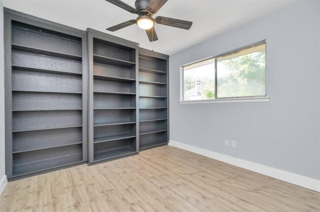 Building Photo - 9404 Beechnut St