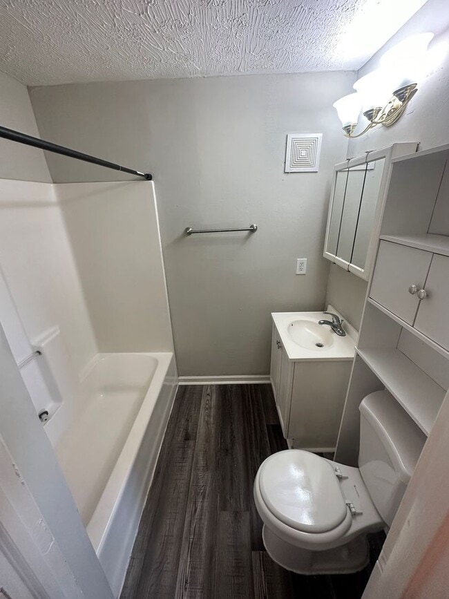 Building Photo - Rent Special Available! Pet Friendly 2 Sto...