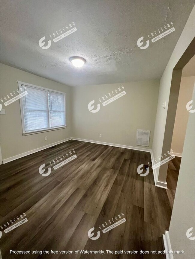 Building Photo - Spacious 1 BR 1 Bath bottom unit