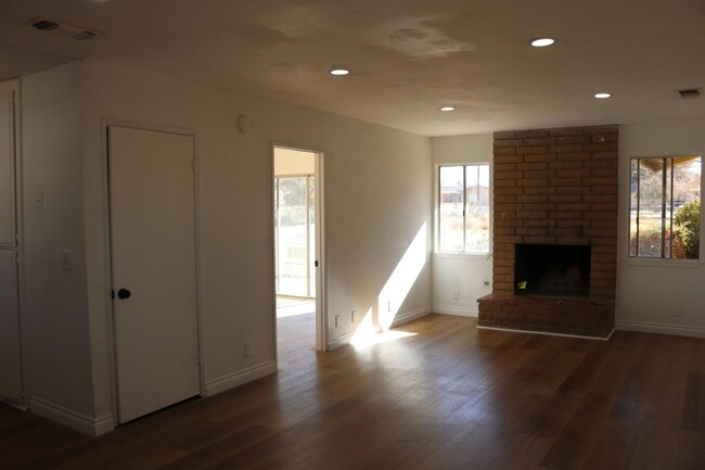 Building Photo - Spacious 3-Bedroom Home with Central A/C, ...