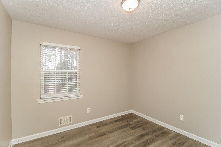 Building Photo - 6492 Meadowlark Dr