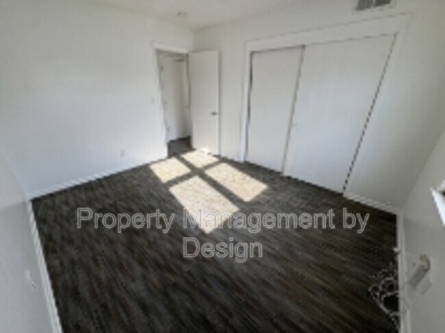 Building Photo - 1039 5th St