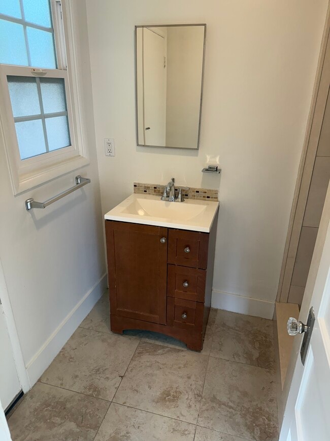 Building Photo - 1445 E Woodbury Rd