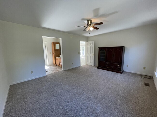 Building Photo - 10197 Madison Dr