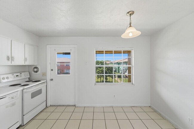 Building Photo - Modern & Spacious 2-Bedroom Apartment in Serene Oakridge Orlando