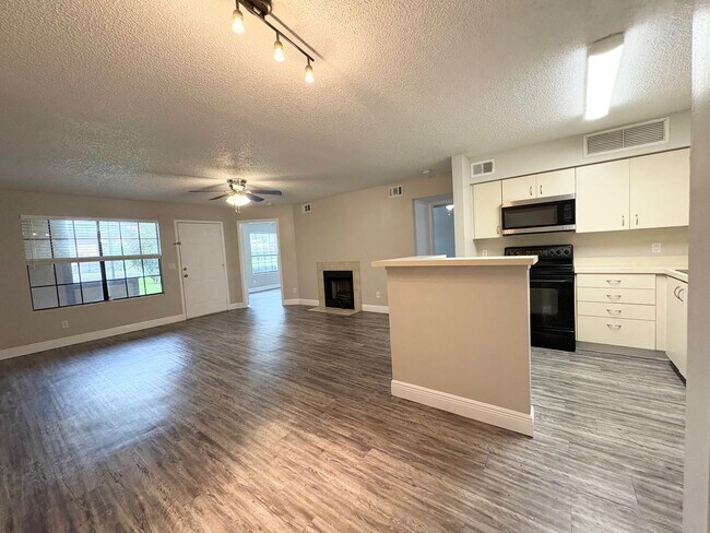 Building Photo - 2/1 Condo in Gated Lakefront Altamonte Com...