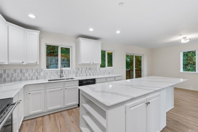 Building Photo - Wide open Eastern views from this near 3,000 sqft house, perched in the trees.