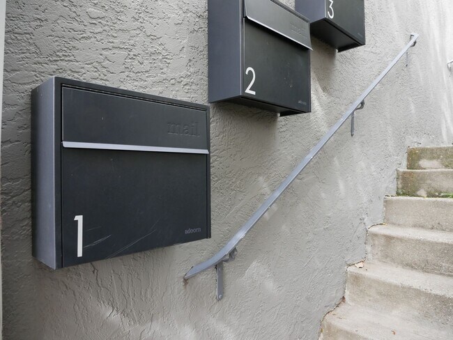 Building Photo - 1130 Wellington St